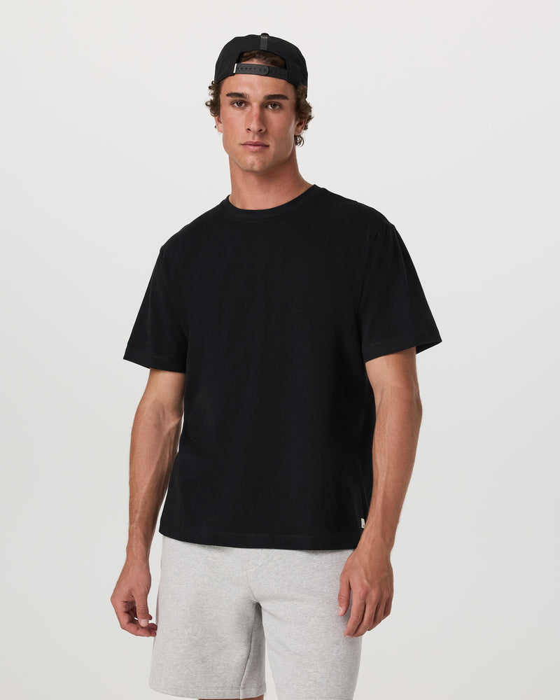 V1094BLK_FA25_M_ECOMM_TOPS_FRONT_2
