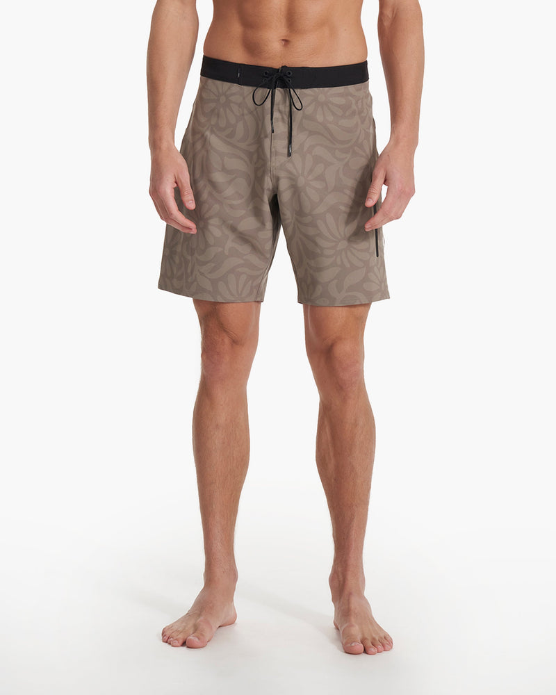 V383TBG_SP23_M_ECOMM_BOARDSHORTS_BOTTOM_1526_1X1_bd4a27ce-c090-47de-a7eb-52be49ea7034