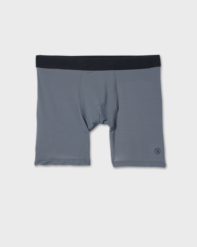 V850CCL_SP24_M_ECOMM_SHORTS_PINUP_7_136de586-a476-48c8-9a74-38ae944cad57